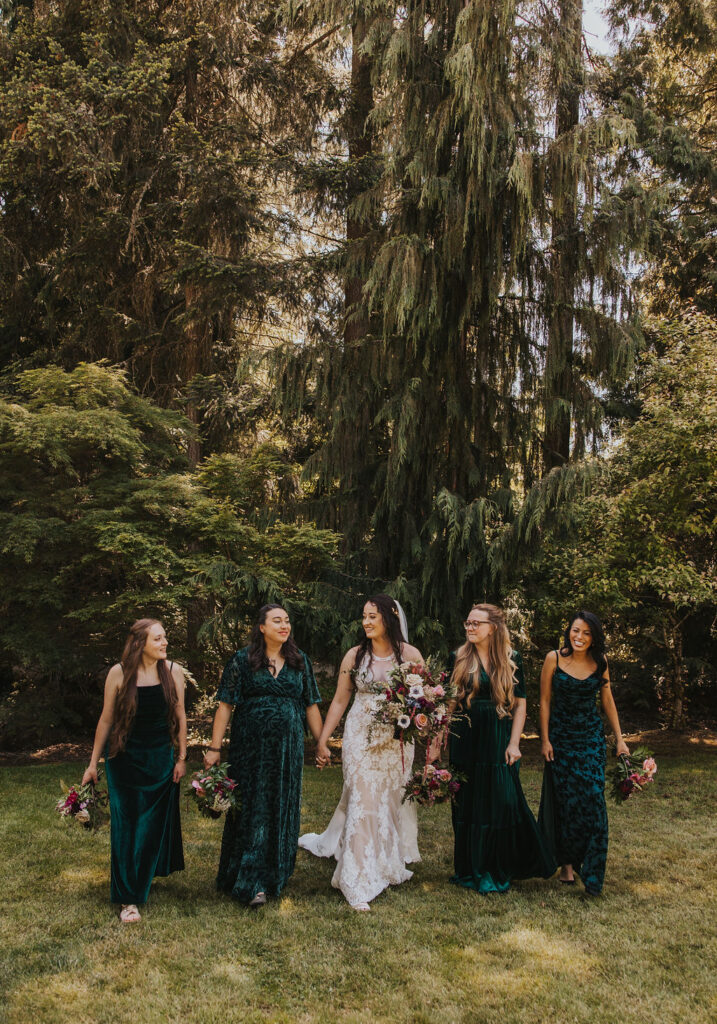 Bride and bridesmaids photo, dark green bridesmaids dresses