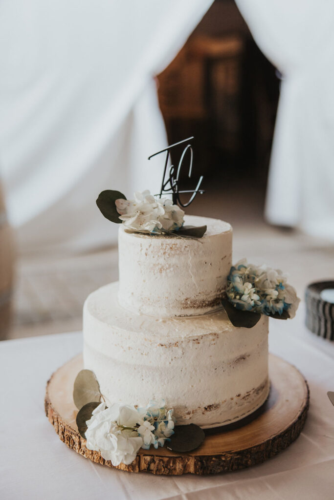 Classic, rustic wedding cake