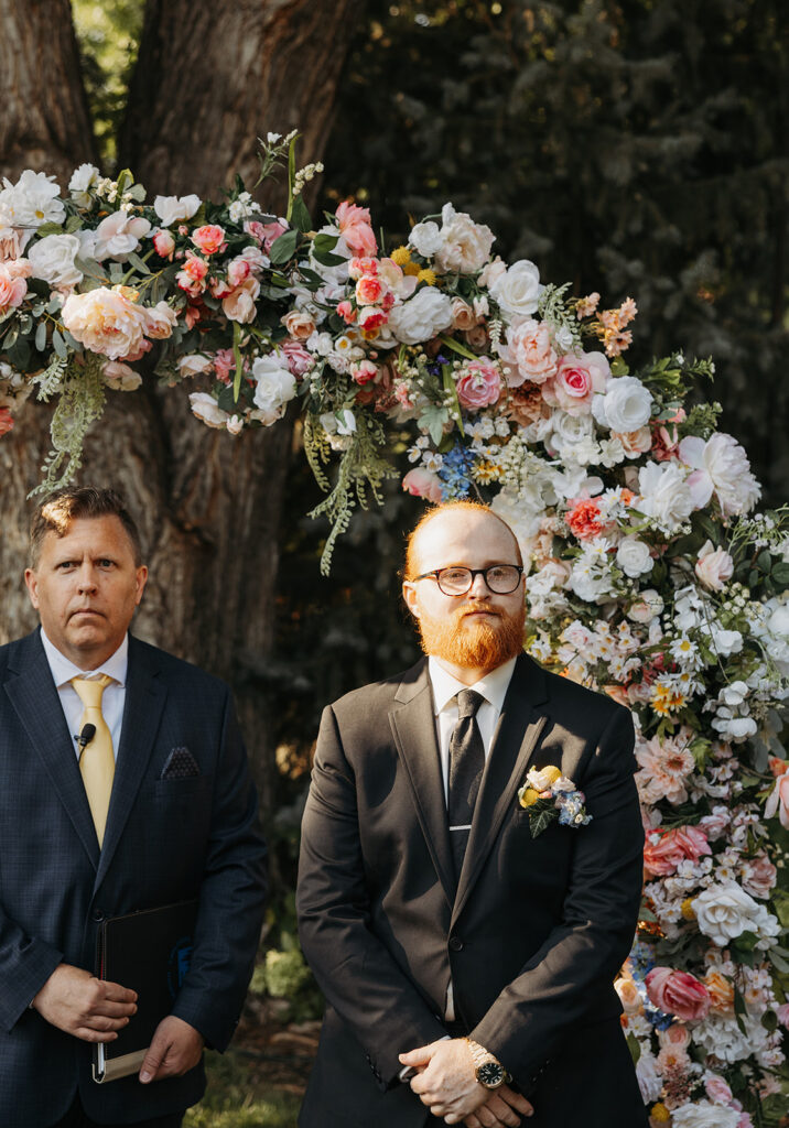 Colorful Washington barn wedding ceremony in benton city