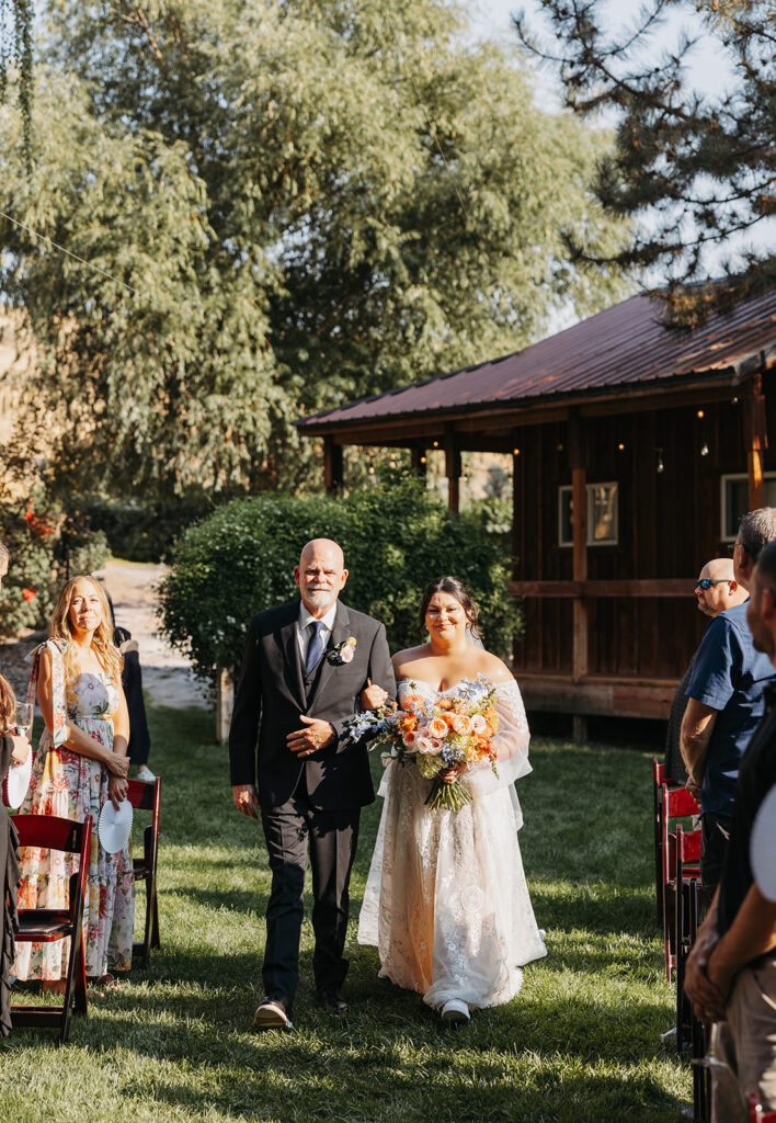 Colorful Washington barn wedding ceremony in benton city
