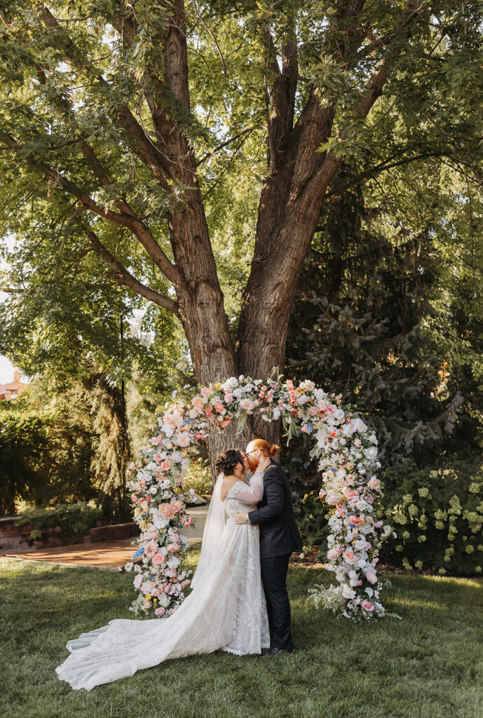 Colorful Washington barn wedding ceremony in benton city